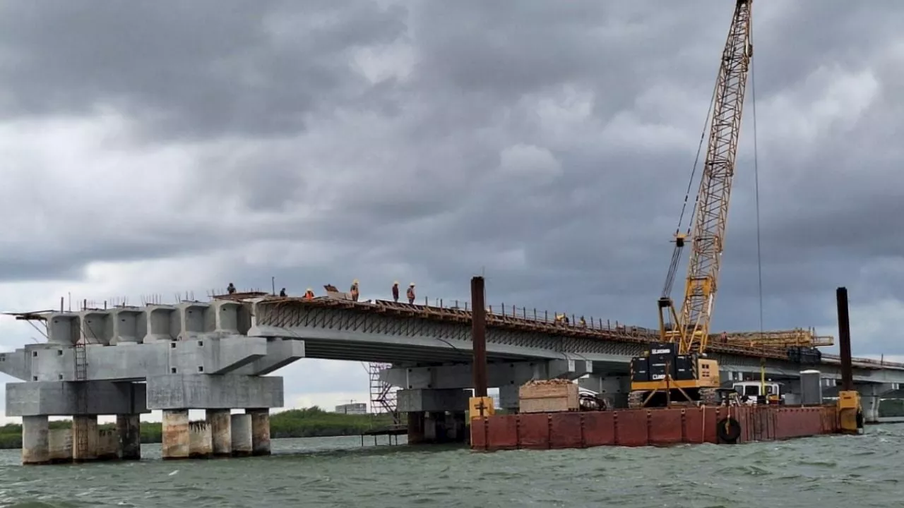 Los videos de cómo un camión con 6 mil litros de cemento se hundió en laguna de Cancún