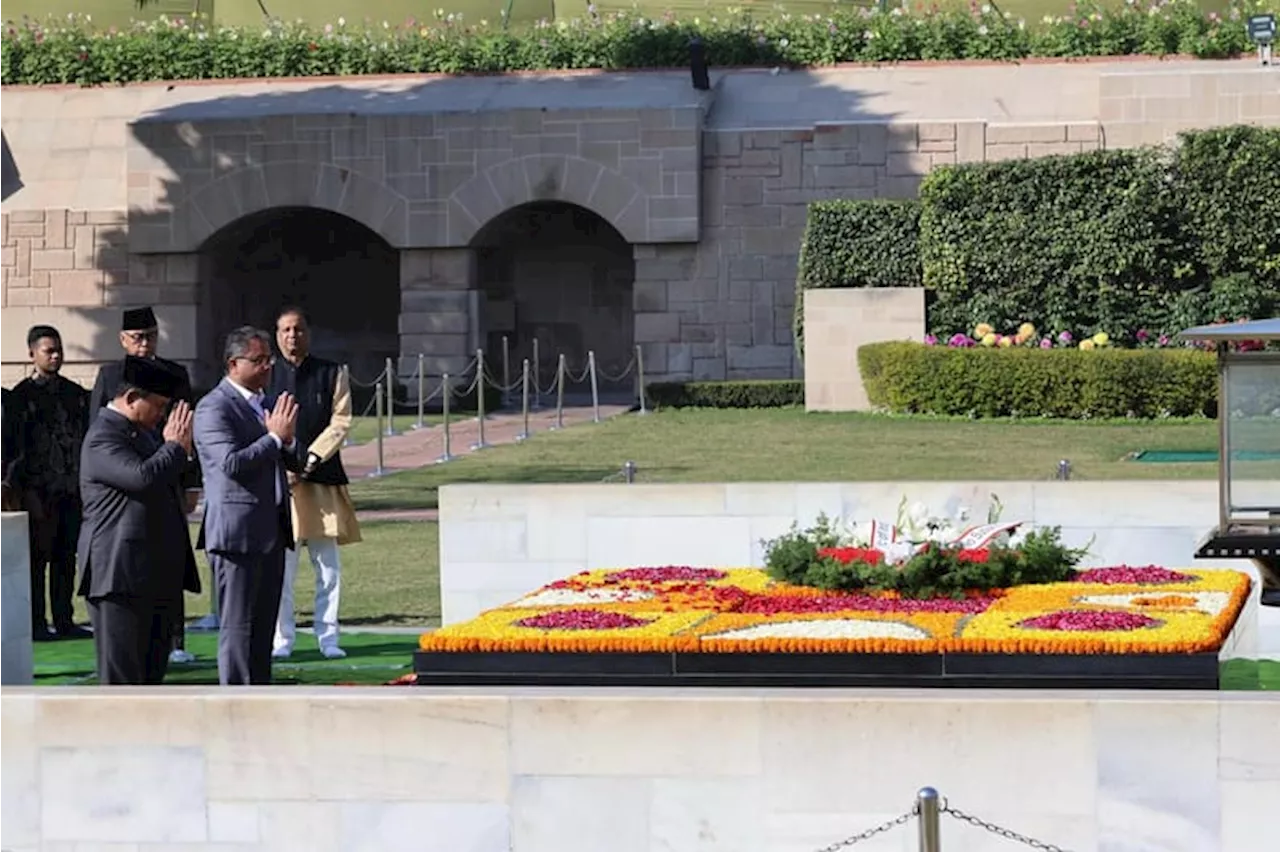 Presiden Prabowo Letakkan Karangan Bunga di Makam Mahatma Gandhi