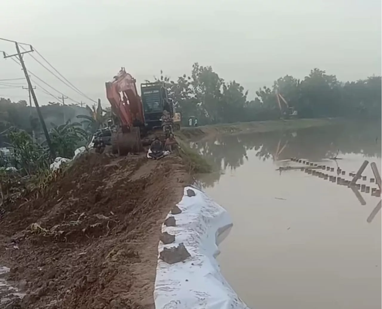 Tanggul Sungai Tuntang Bocor, Banjir Kembali Rendam Jalur Semarang-Purwodadi, Rel Kereta Api Arus Dialihkan