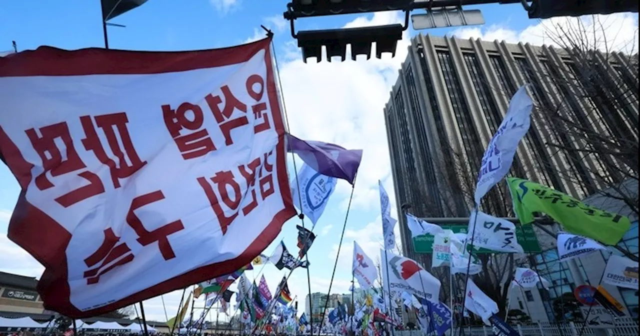 설 연휴 첫날에도 10만명 운집…‘윤석열 퇴진’ 집회 빛낸 깃발 행렬