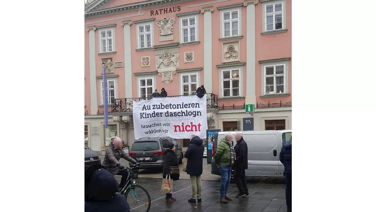 Aktivisten kletterten auf Rathausbalkon: Drei Festnahmen!