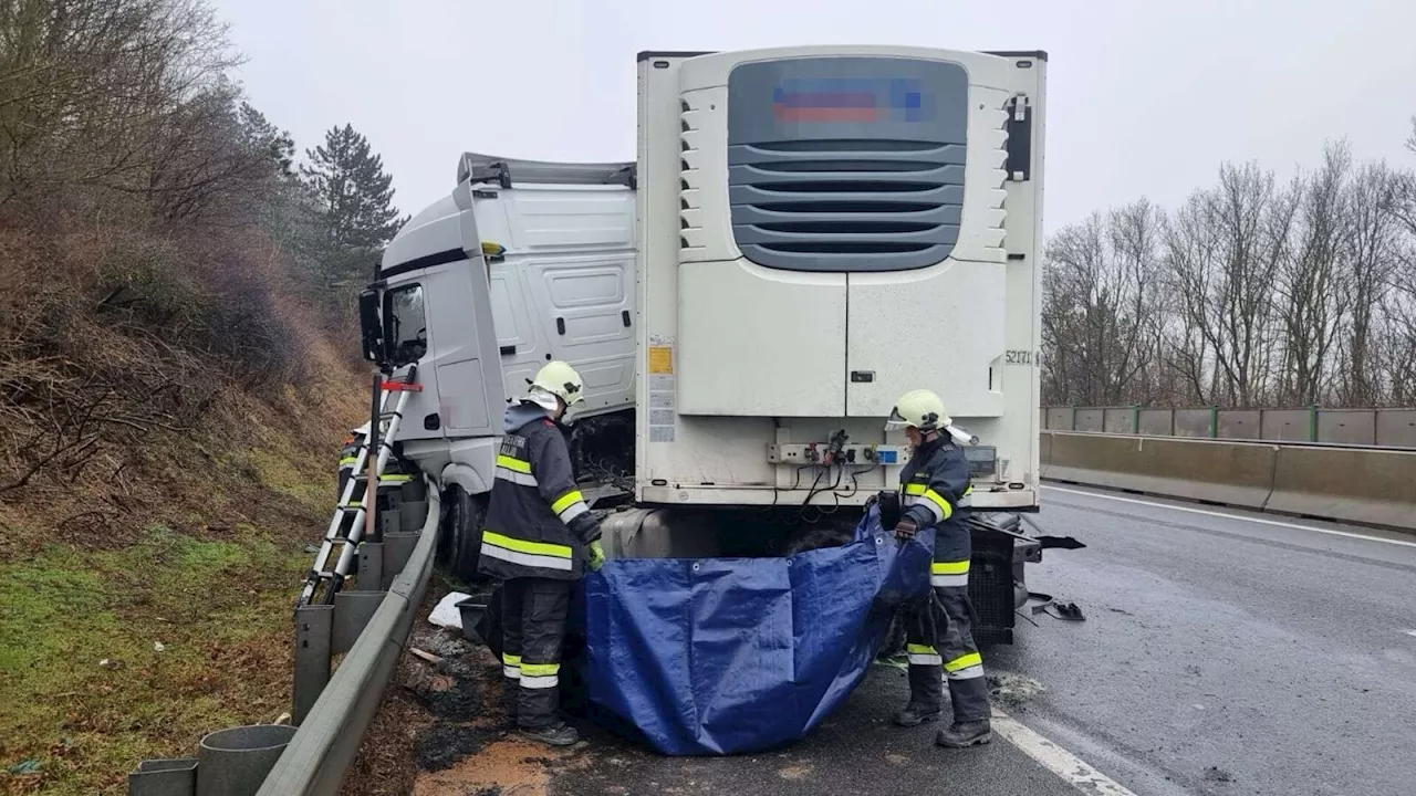 Schwerer Verkehrsunfall auf der A21: Sattelzug mit Kunstharz kippt