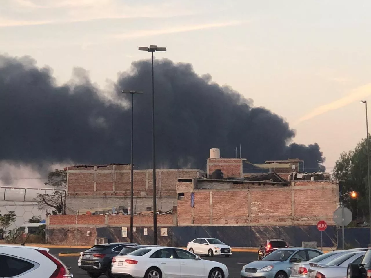 Incendio en Celaya genera gran columna de humo visible en municipios cercanos