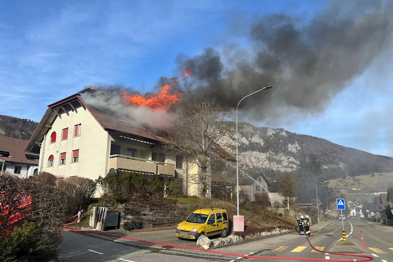 Welschenrohr SO: Dachstockbrand in Mehrfamilienhaus – Gebäude unbewohnbar