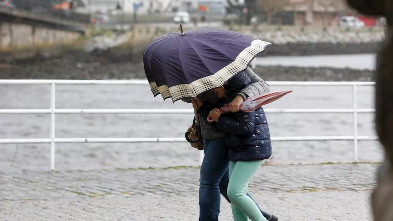 El temporal deja casi 170 incidencias en Galicia, con dos heridas en Viveiro (Lugo) por el impacto de un quiosco que voló