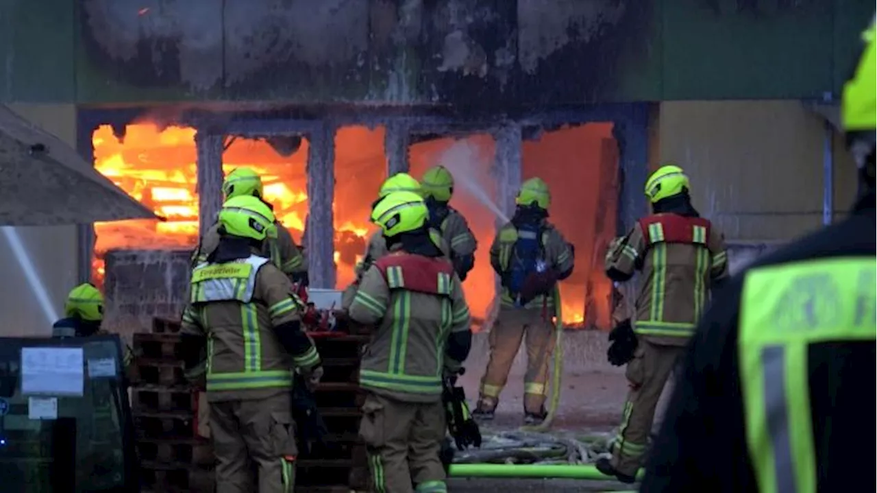 Großbrand in leerstehender Lagerhalle