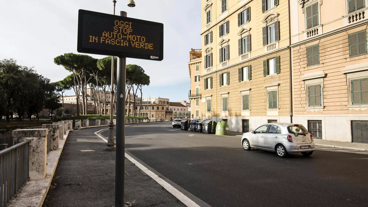 Blocco traffico a Roma: chi può circolare domani 26 gennaio nella fascia verde