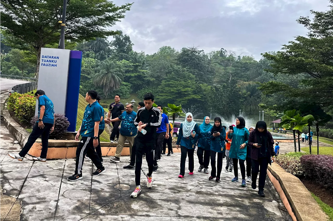 UiTM Strategic Communication Staff Embark on Brisk Walk to Promote Healthy Lifestyle