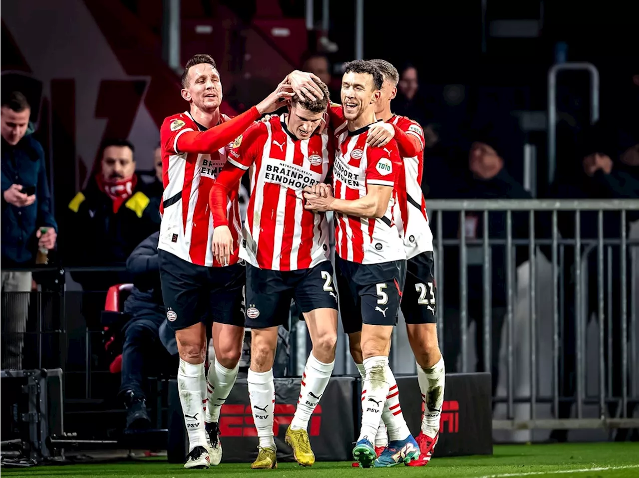 Til maakt het verschil voor PSV tegen moedig NAC: Ajax blijft op afstand