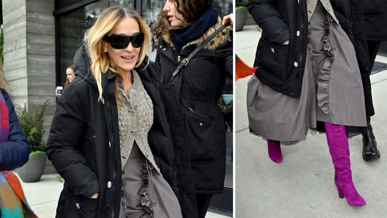 Cómo llevar botas altas de ante color bugambilia con vestido y blusa, según Sarah Jessica Parker