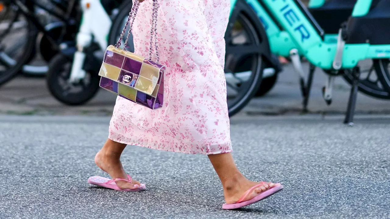 Cómo llevar sandalias flip flops de los 2000 con vestidos en tendencia de Primavera-Verano 2025