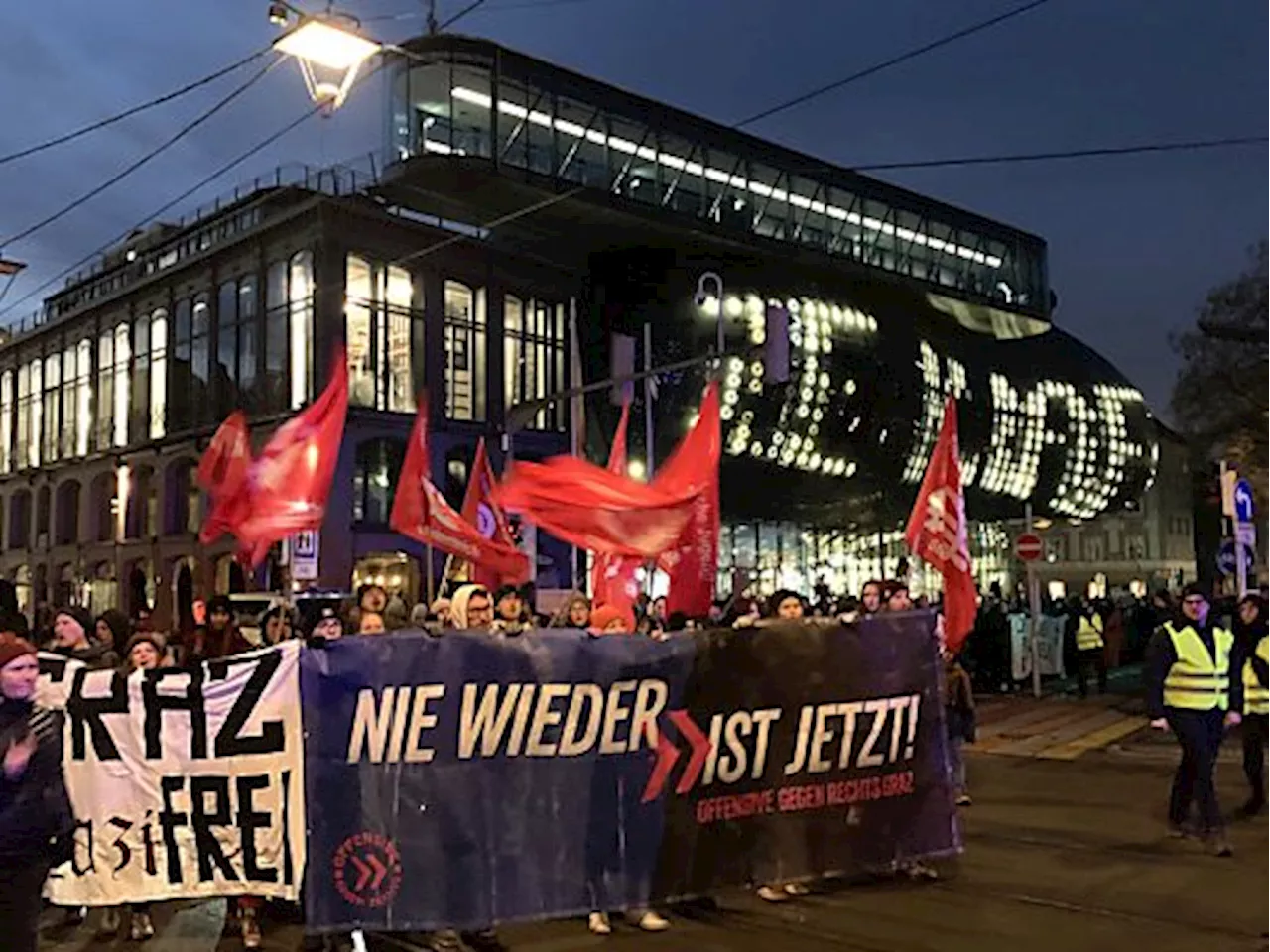 Knapp 1.000 Demonstranten gegen Grazer Akademikerball