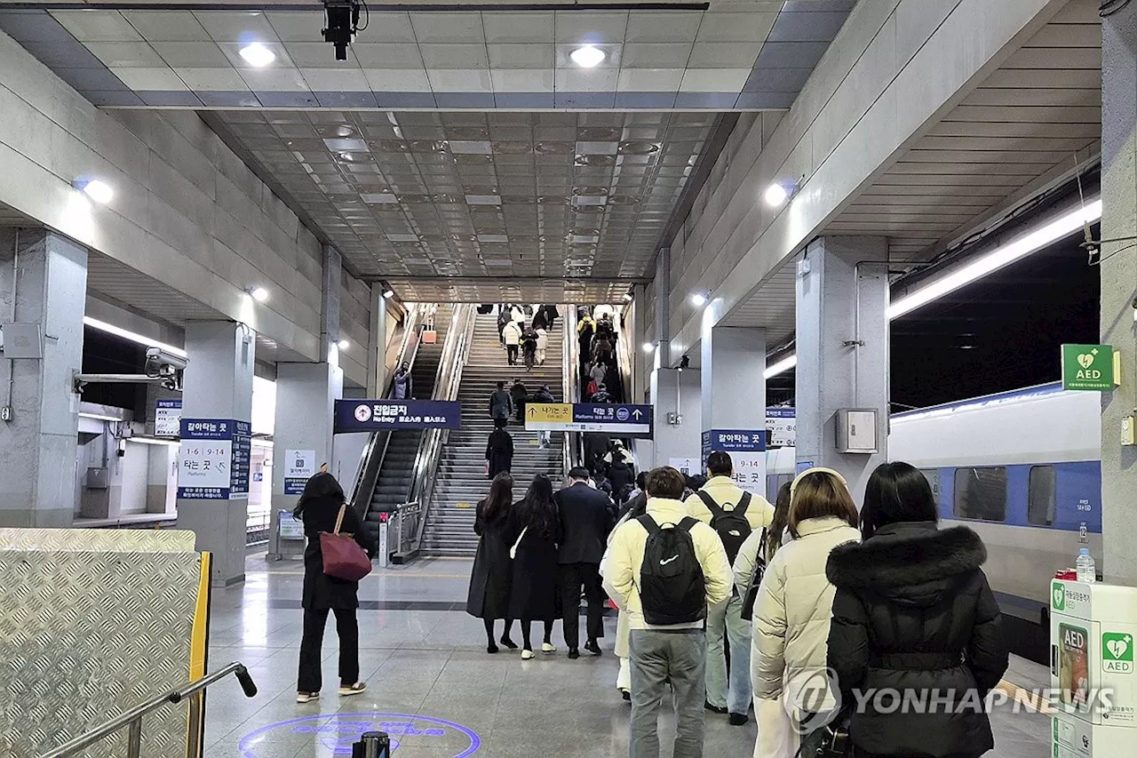 '오랜만에 가족 보러 가요' 설 연휴 첫날 기차역·공항 북적