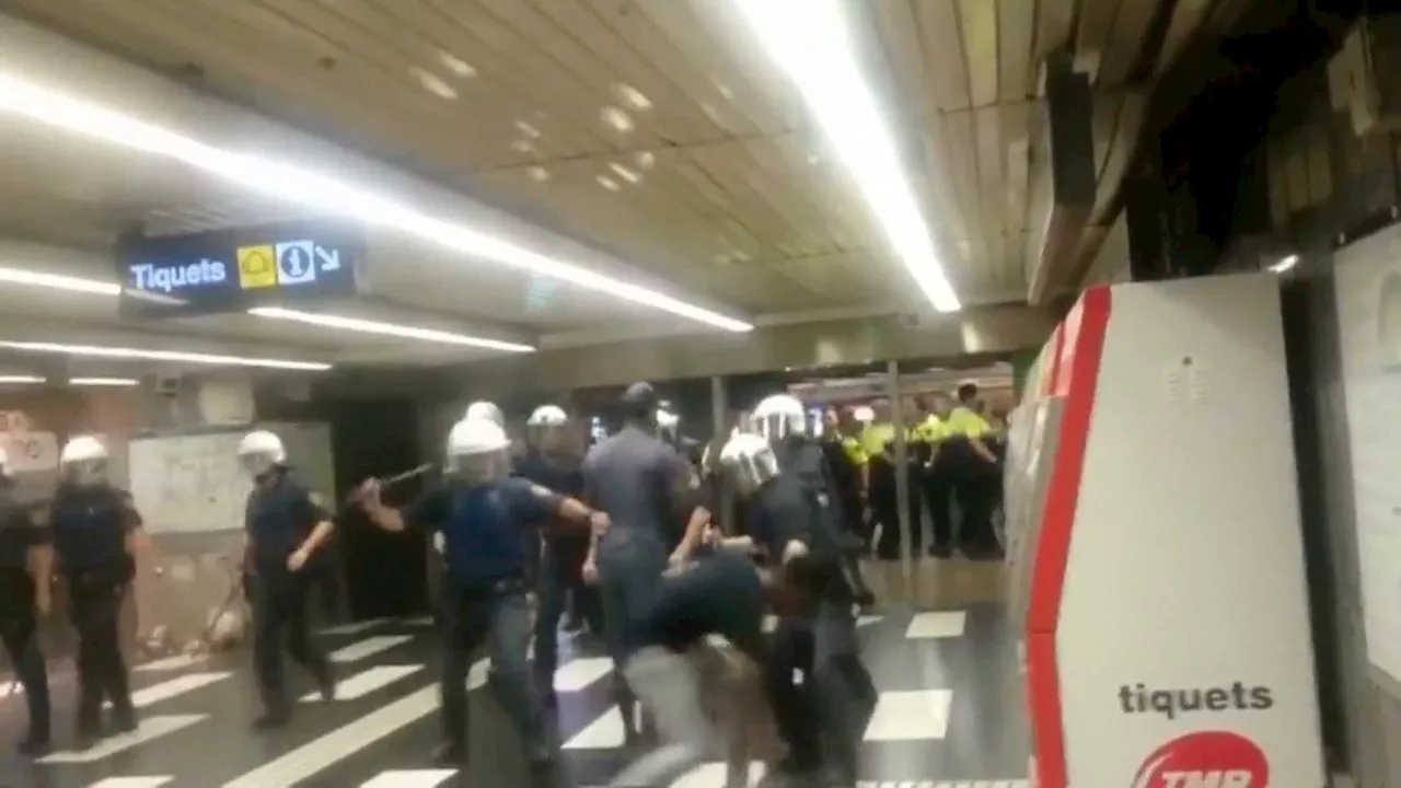 Al menos dos apuñalados en otra pelea multitudinaria en el metro de Barcelona