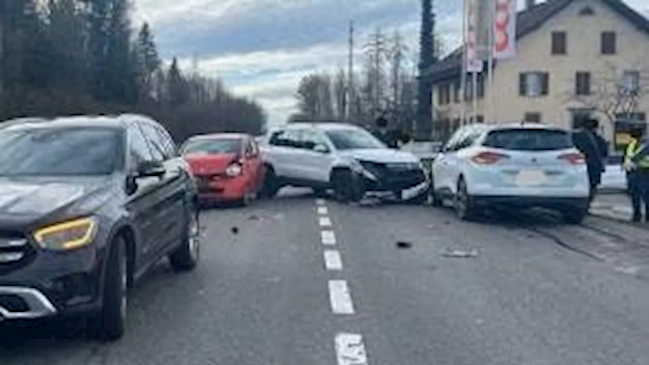 Hendschiken: Auffahrunfall und Kollision zwischen vier Autos bei Coop-Tankstelle fordert zwei Verletzte