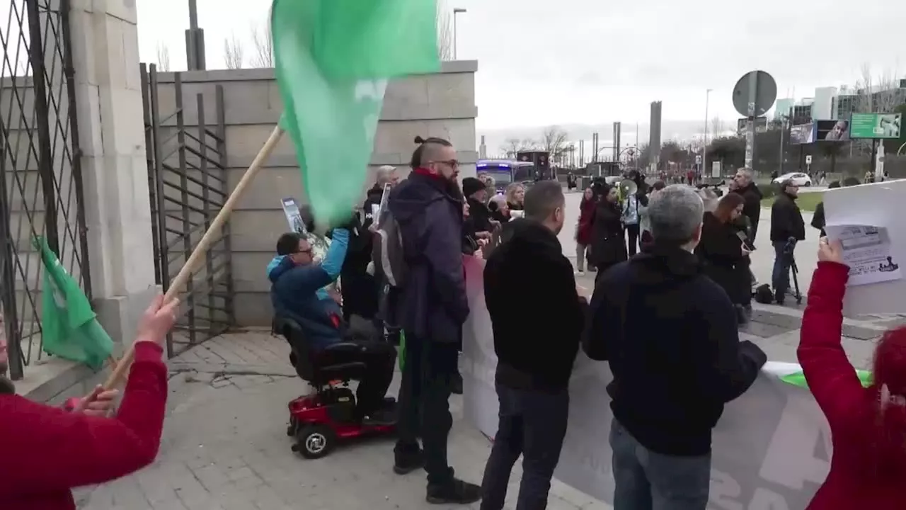 Pacma protesta en Fitur contra el turismo con maltrato de animales