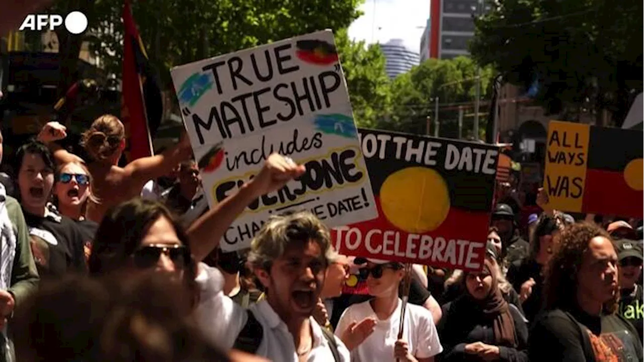 Attivisti in piazza per i diritti degli indigeni nell'Australia Day