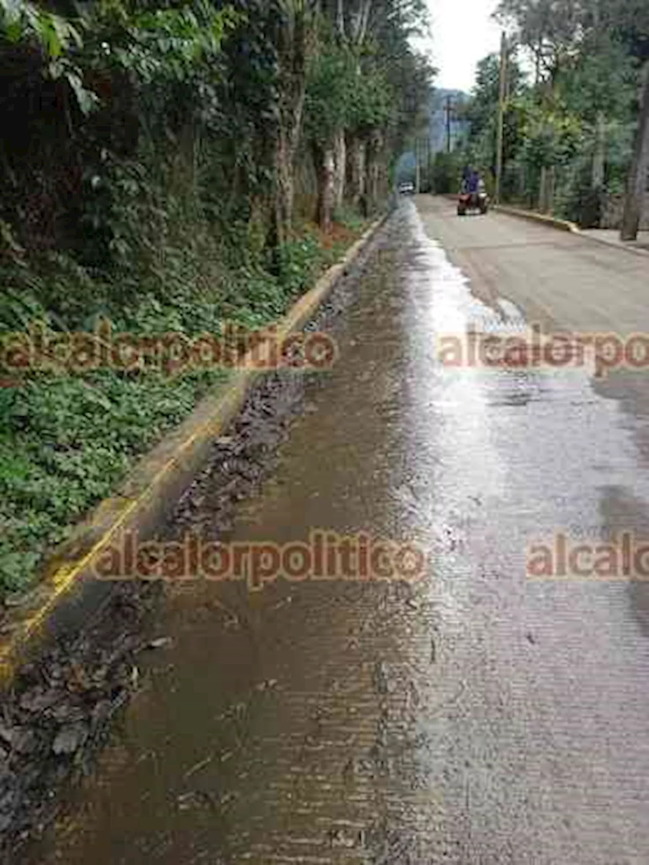 Fuga de drenaje en Amatlán causa contaminación y afecta salud 