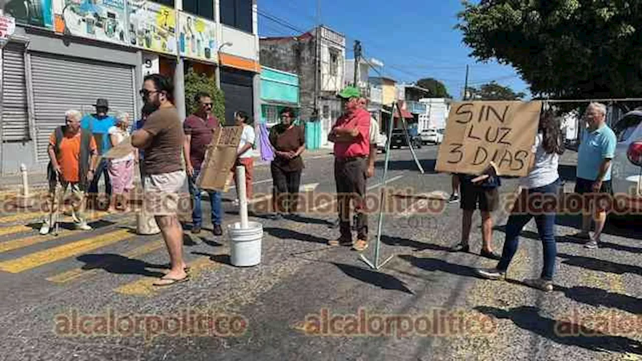 Protestan vecinos de la colonia Zaragoza por falta de luz, en el puerto de Veracruz