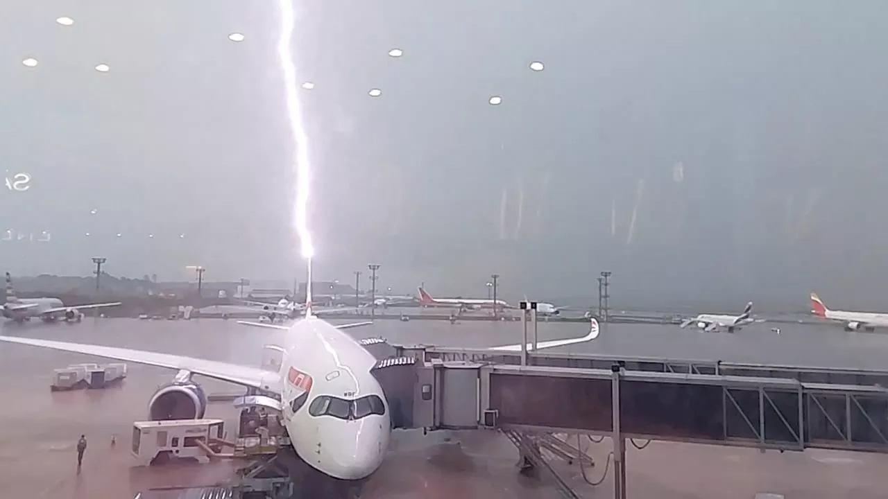 Gewitter am Airport: Passagier filmt, wie Blitz in Flugzeug einschlägt