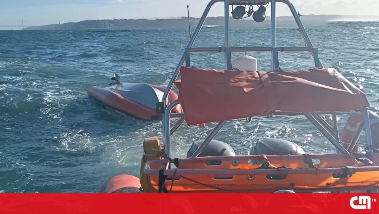 Treino secreto acaba em naufrágio junto ao Bugio no Rio Tejo. Quatro bombeiros feridos