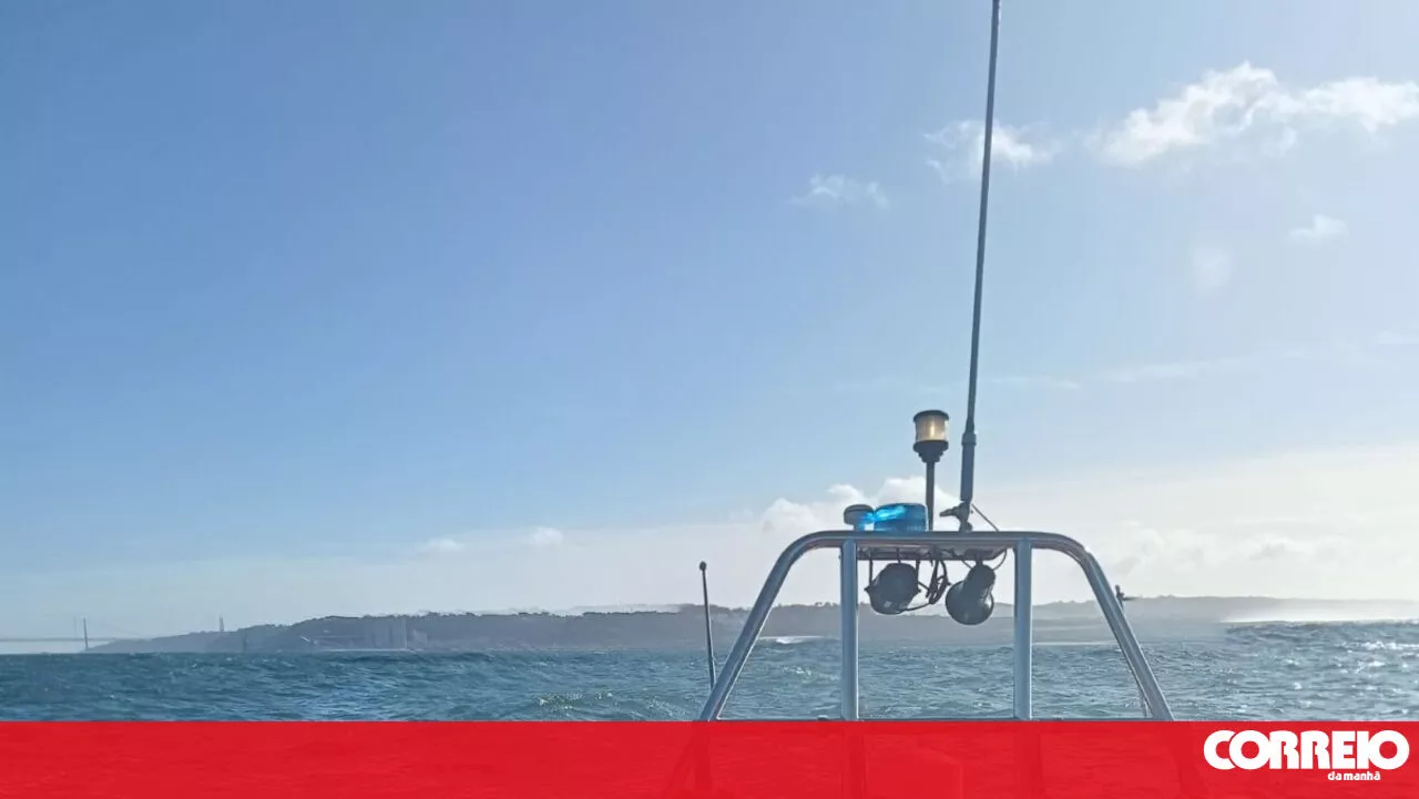 Treino secreto acaba em naufrágio junto ao Bugio no Rio Tejo. Quatro bombeiros feridos