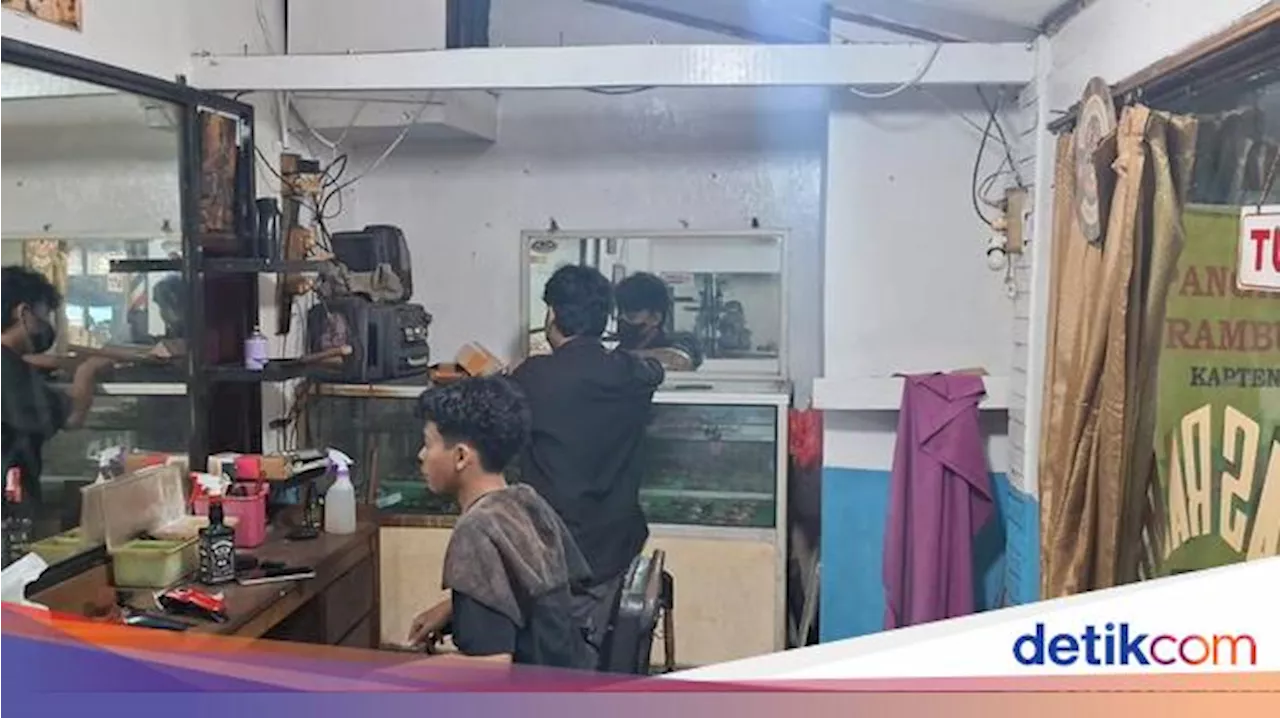 Tukang Cukur Asgar, Meraup Cuan dari Helai Rambut Kepala