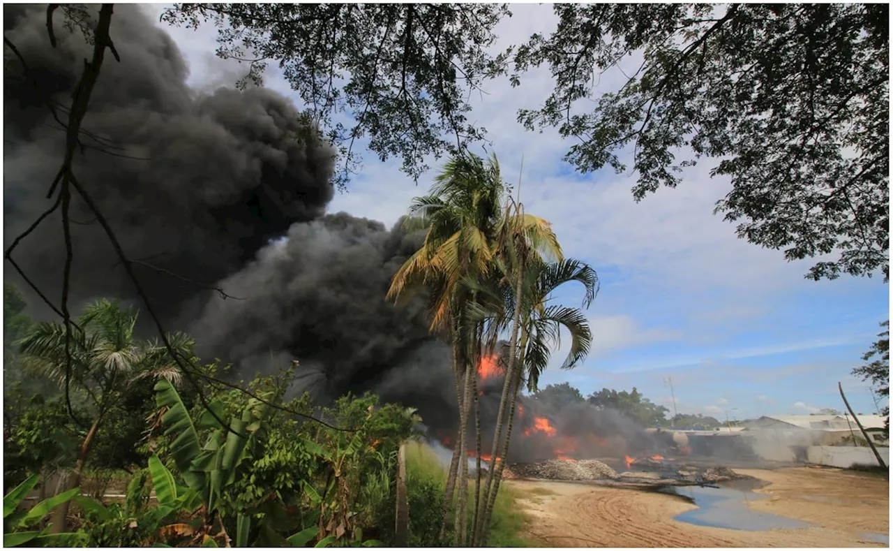 Estalla bodega clandestina de combustible en Villahermosa, Tabasco; fuego pudo ser controlado después de 5 horas