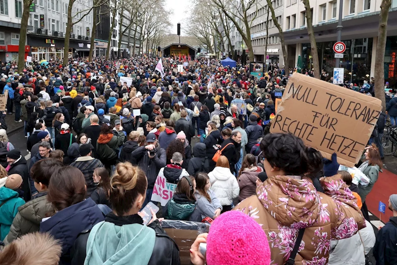 Demo gegen Rechts in Köln: Besucher spricht Problem an