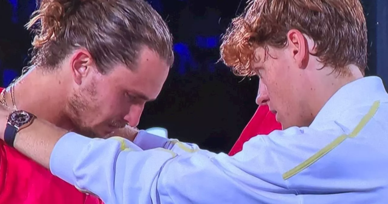 Sinner abbraccia Zverev in lacrime: l’immagine simbolo dopo la finale degli Australian Open