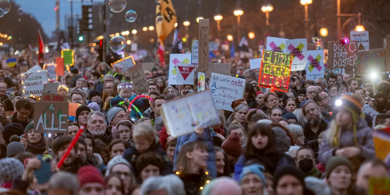 Bei Demo gegen Rechts in Berlin: Foto der Grünen sorgt für Empörung