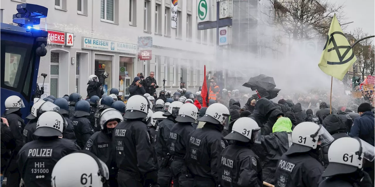 Gewalttätige Ausschreitungen bei AfD-Wahlkampfauftritt in Hamburg