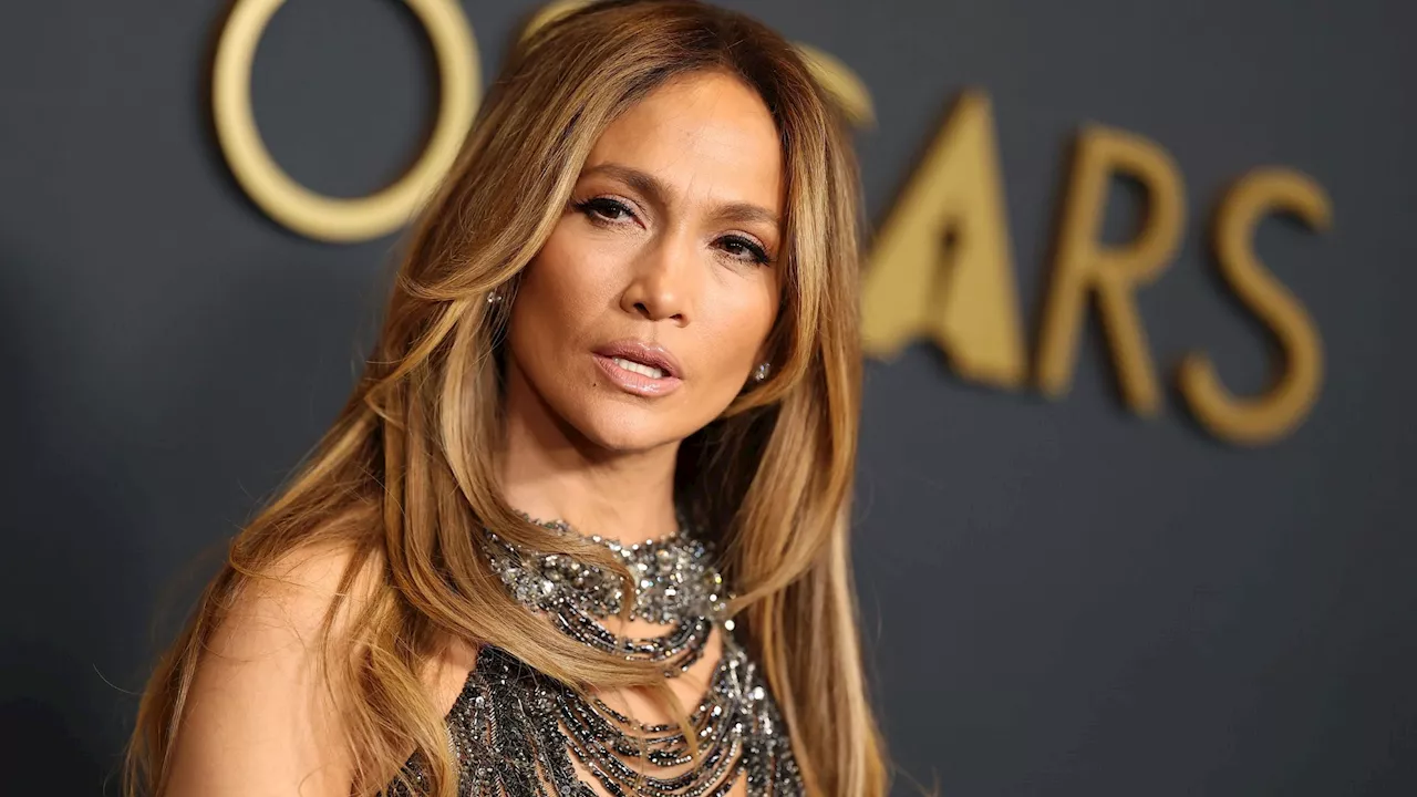 Jennifer Lopez dans une tenue full cuir, elle joue la carte du mystère