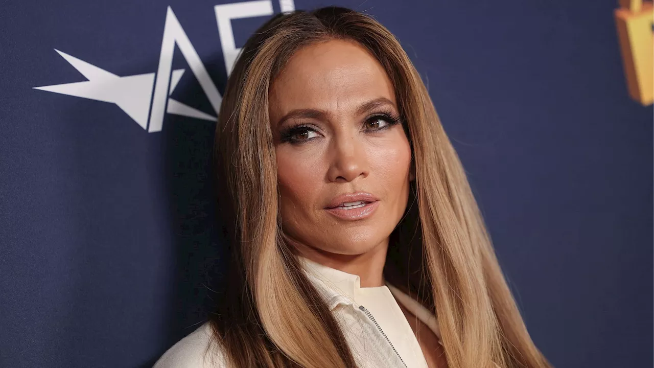 Jennifer Lopez illumine le festival de Sundance avec un look blanc et élégant