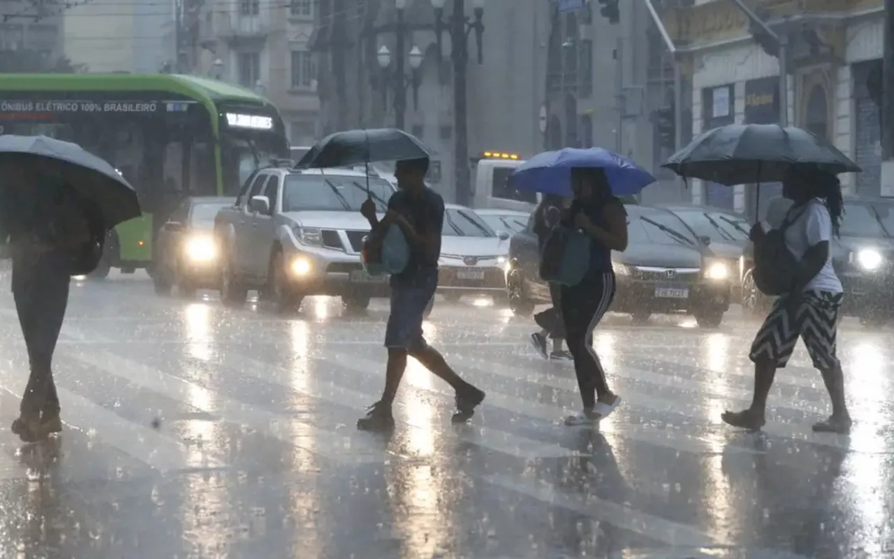 Defesa Civil de SP prevê fortes chuvas até terça-feira em todo estado