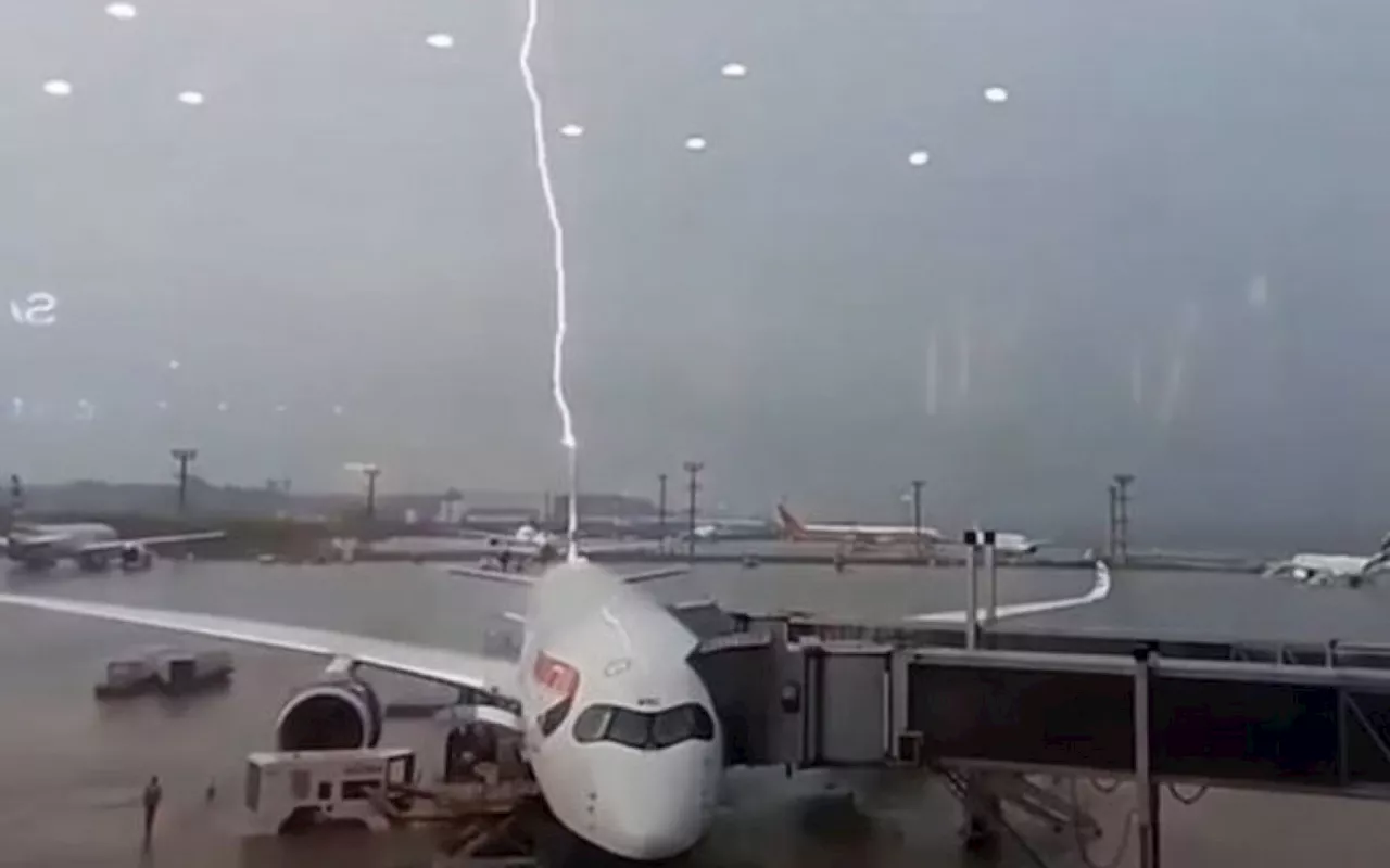 Vídeo: avião estacionado no Aeroporto de Guarulhos é atingido por raio