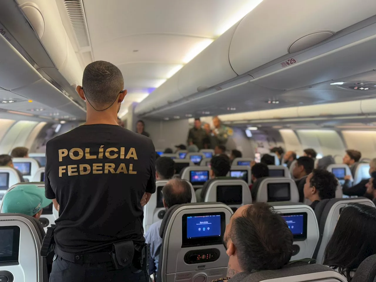 Brasileiros deportados pelos EUA chegam a Belo Horizonte com críticas ao uso de algemas