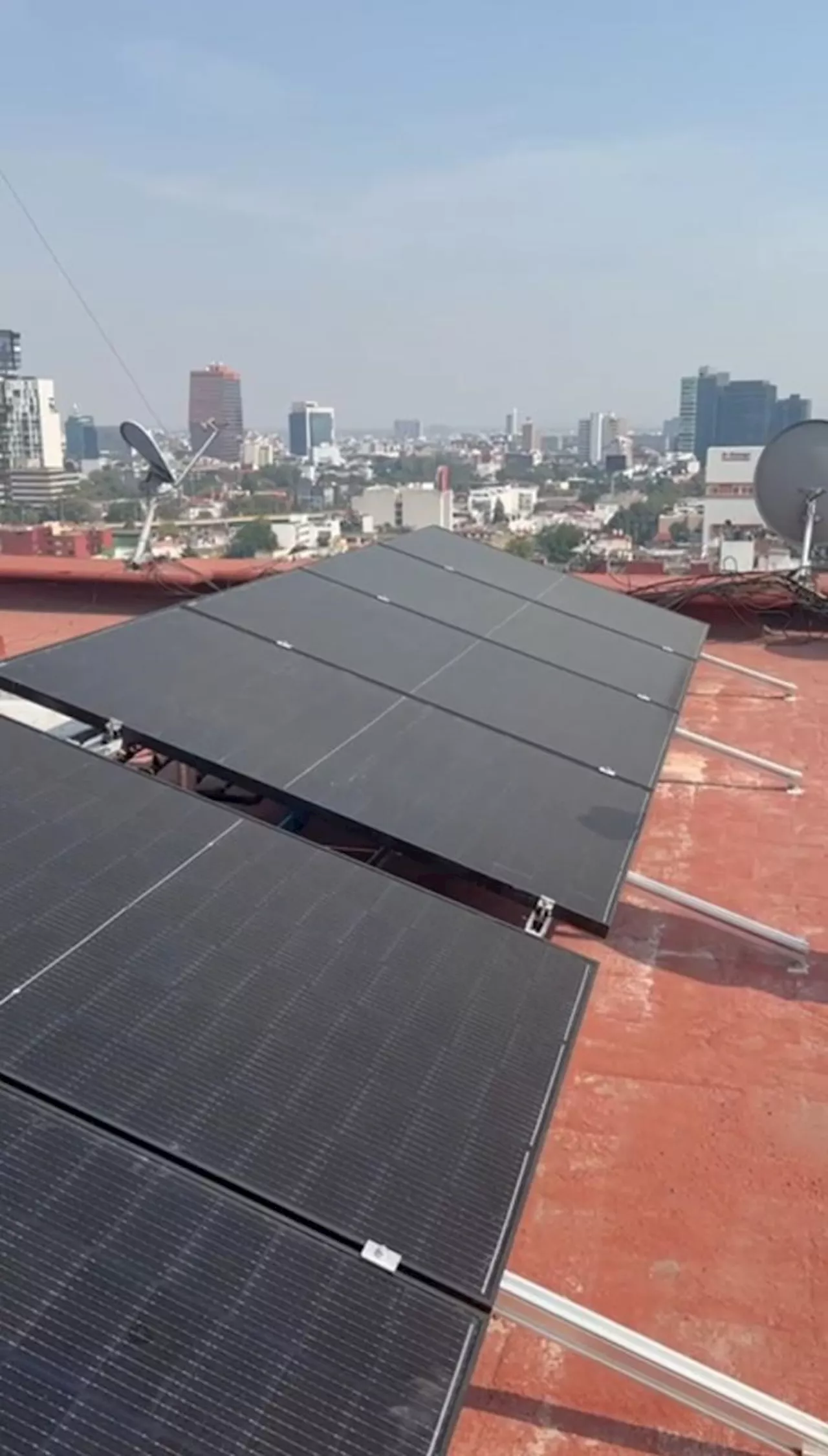  vecinos de Torres de Mixcoac celebran la instalación de paneles solares