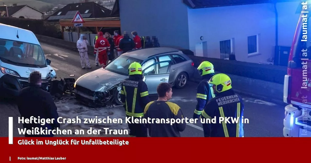 Heftiger Crash zwischen Kleintransporter und PKW in Wei�kirchen an der Traun