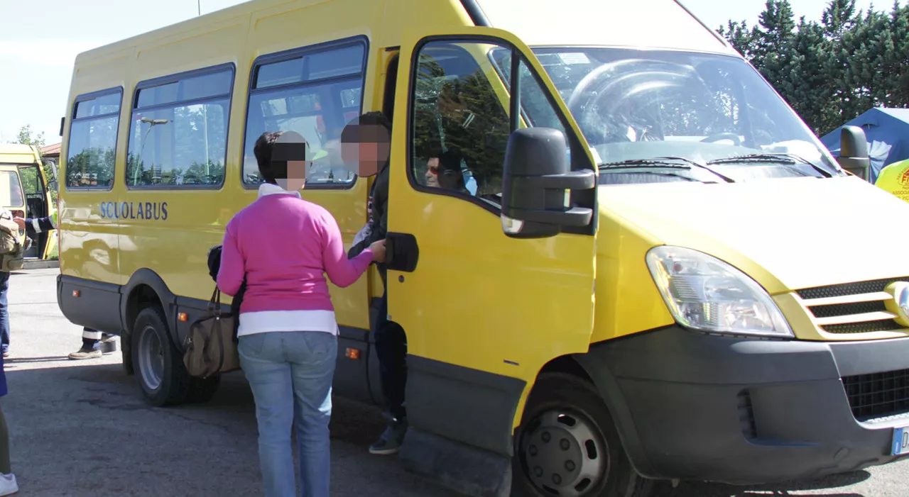 Dimenticato nello scuolabus, per il bimbo ora il pulmino è come un mostro. «Disturbo da stress post traumatico