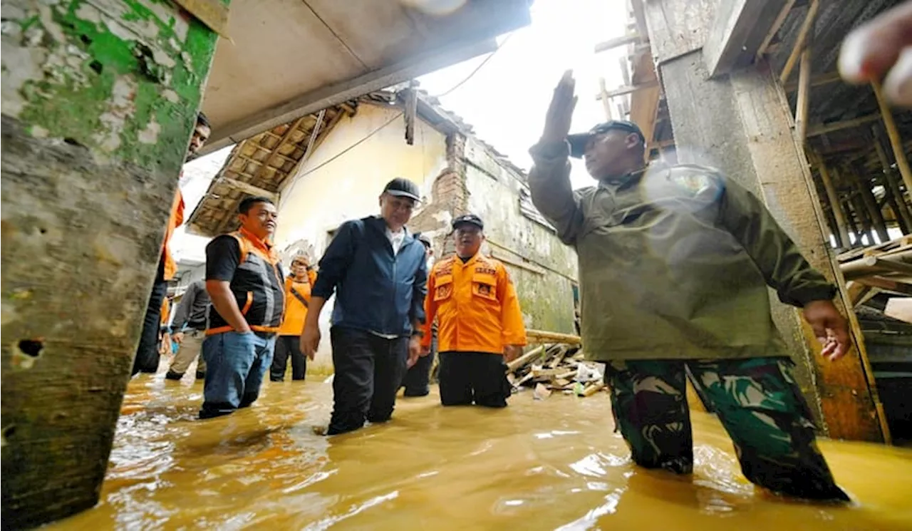 Pj Gubernur Jawa Barat Tinjau Banjir di Dayeuhkolot, Kabupaten Bandung