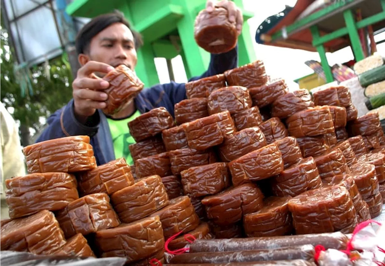 Produksi Dodol Khas Imlek Kebanjiran Pesanan