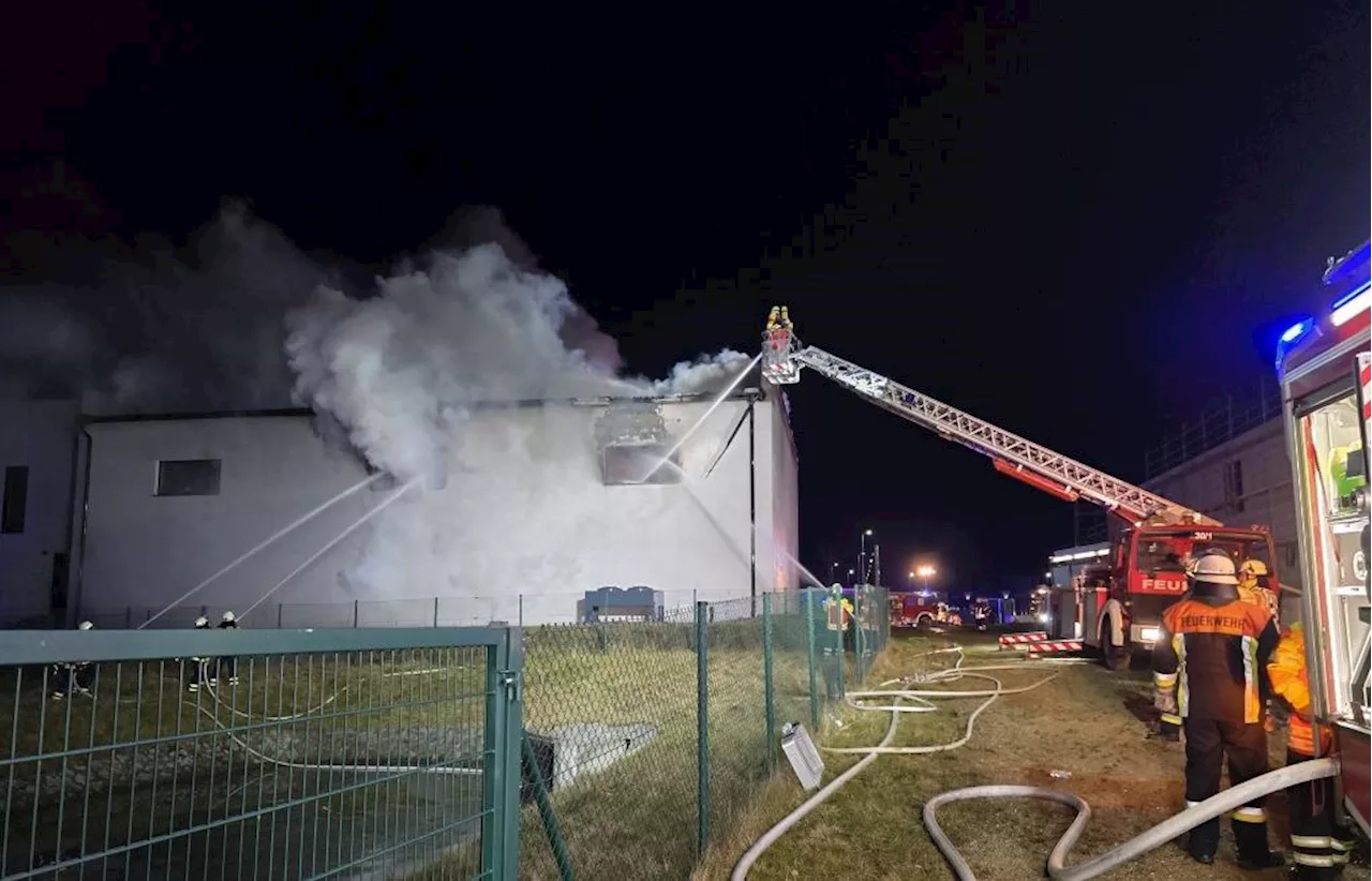 Feuerwehreinsatz im Gewerbegebiet: Brand in einem Autohaus in Hemau