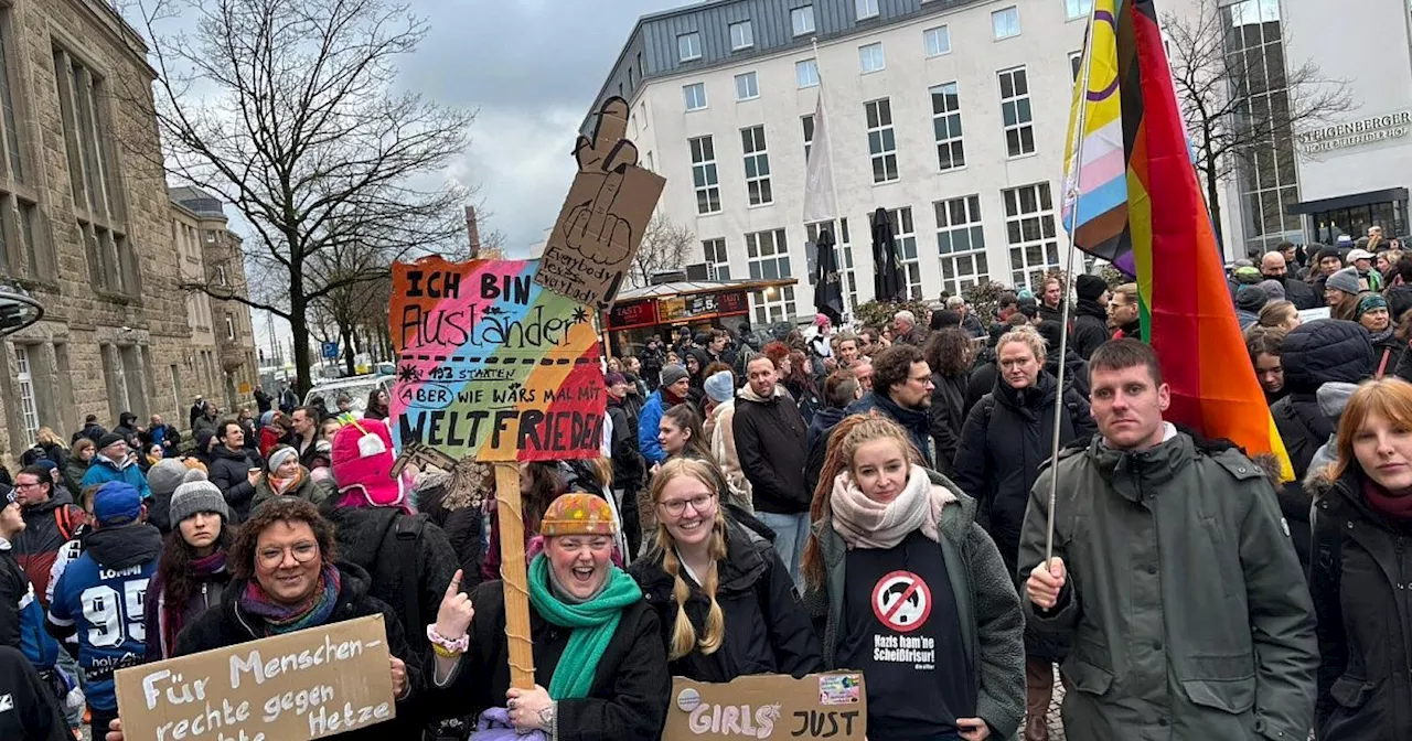 Viele Hundert Bielefelder bei „Demo gegen Rechts, Merz ist mitgemeint“