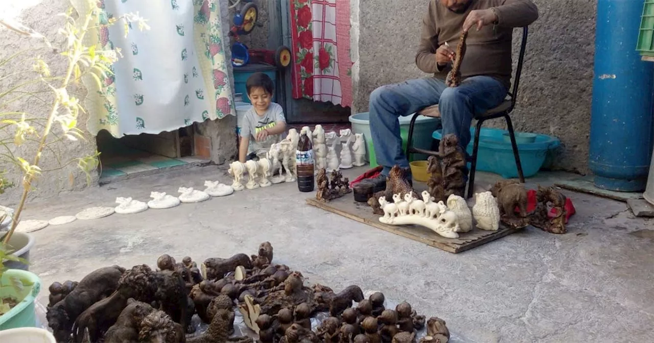 Saúl Ramírez, artesano de Acámbaro, utiliza hueso molido para sus esculturas religiosas