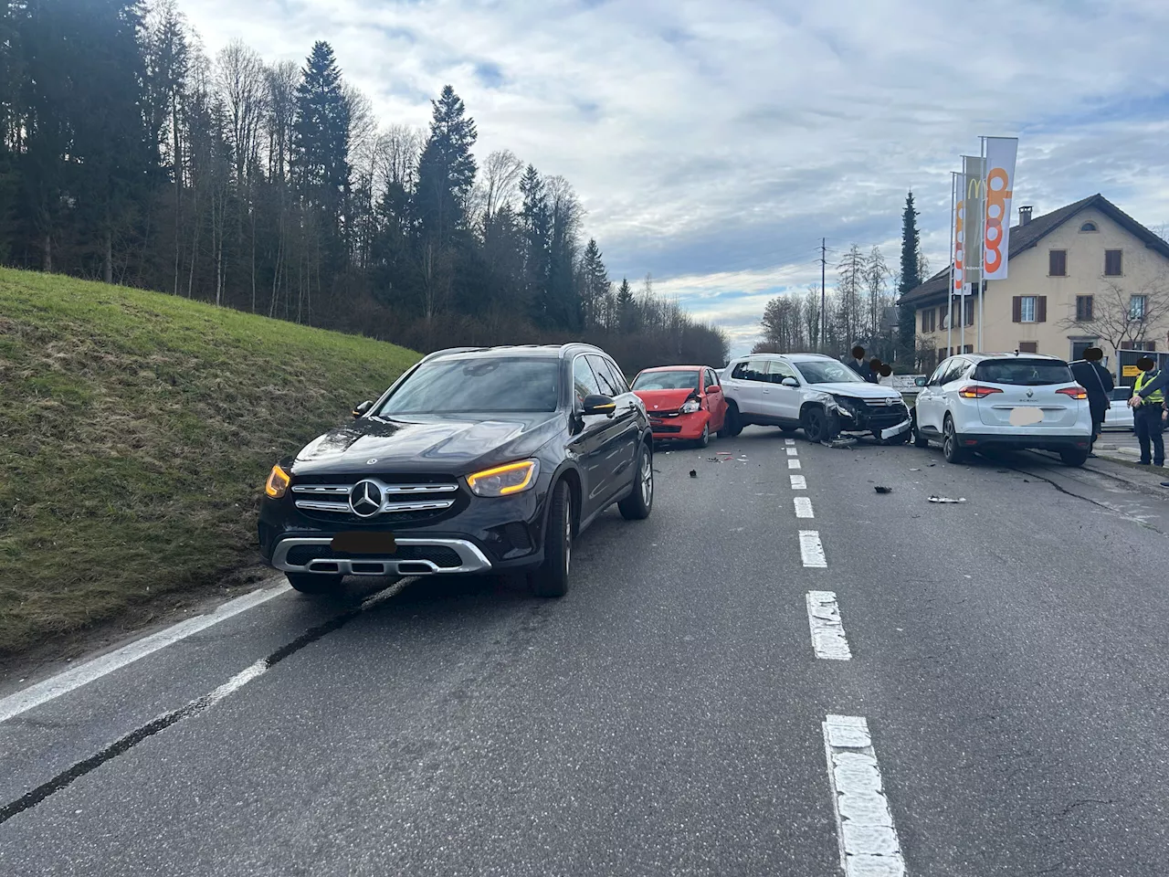 Vier Fahrzeuge kollidieren in Hendschiken - Zwei Verletzte