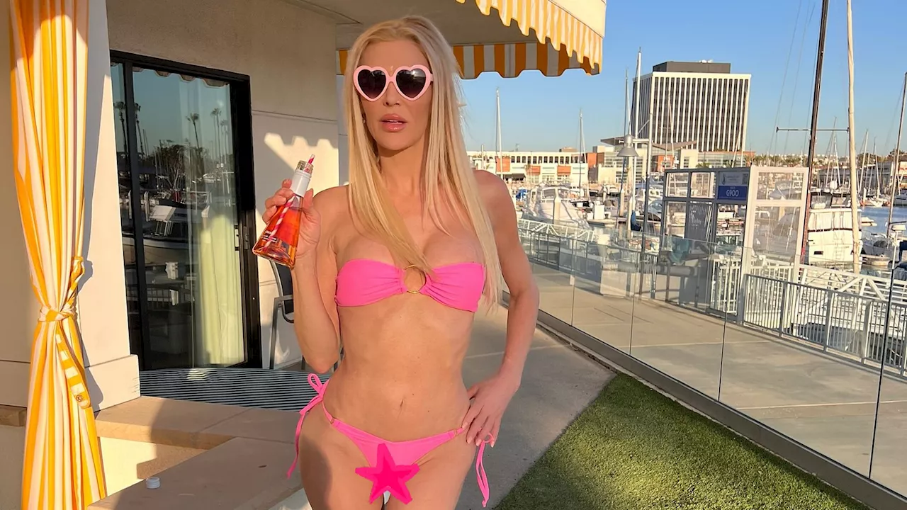 Brandi Glanville (52) begeistert ihre Fans im pinken Bikini