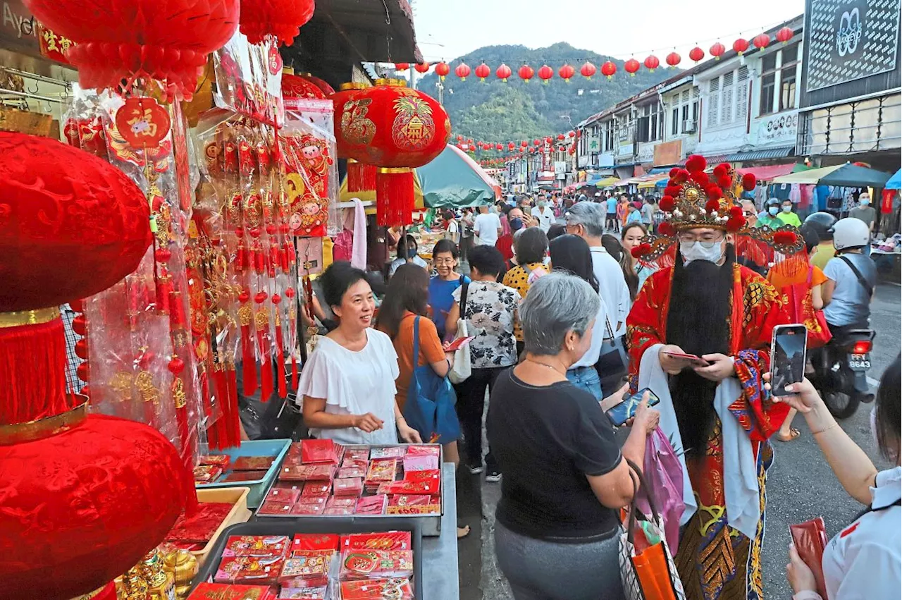 Last-minute shoppers pack Air Itam market