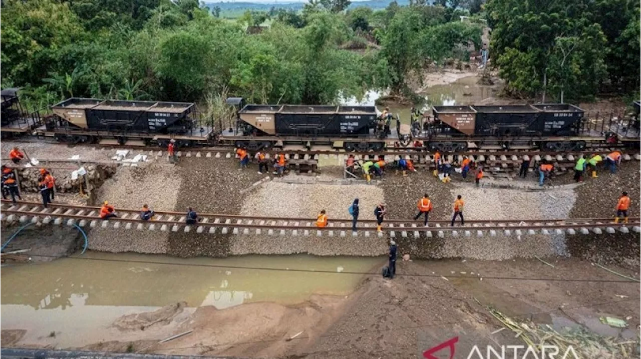 Banjir Mengakibatkan Peningkatan Jalur Rel, KAI Batalkan Perjalanan Kereta dan Memutar Rute