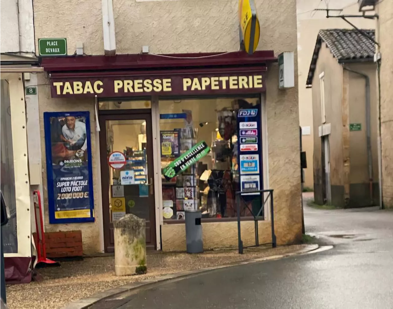 « J’ai eu l’impression que le temps s’arrêtait » : un bar-tabac braqué dans un petit village de Dordogne